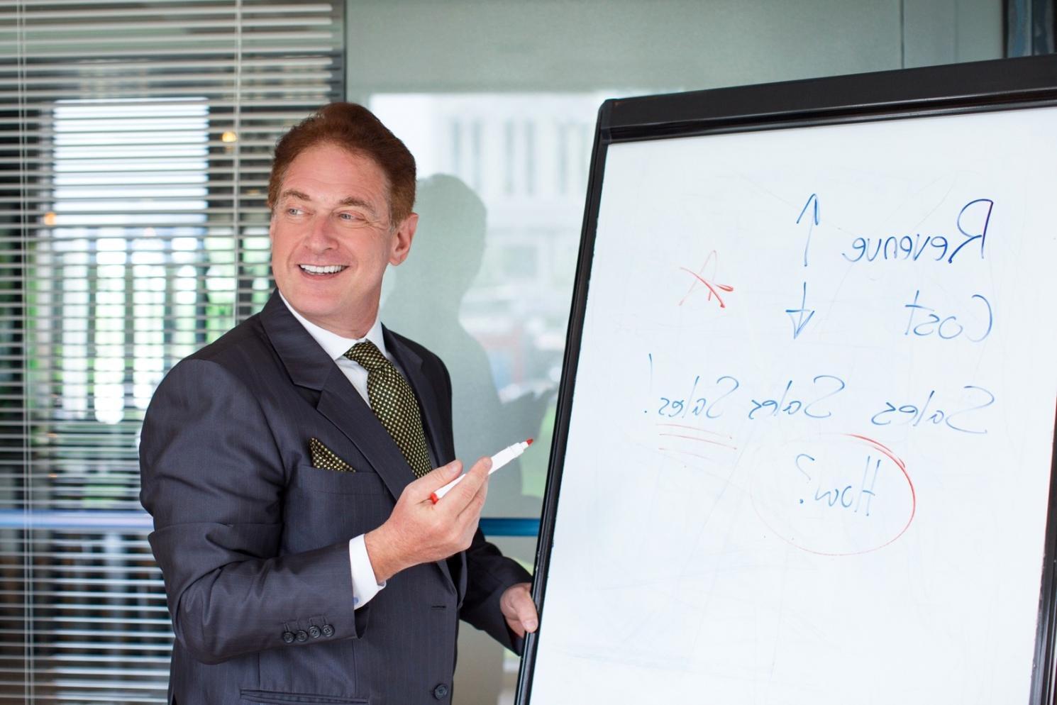 Session de formation en gestion financière avec des entrepreneurs travaillant sur des analyses budgétaires