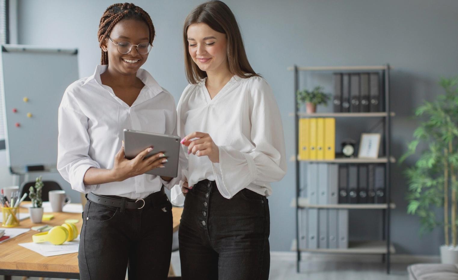 Personne analysant ses finances personnelles